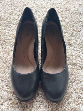Clarks Bayla Skip Pump Leather High Block heel Shoes Women’s Size 8
